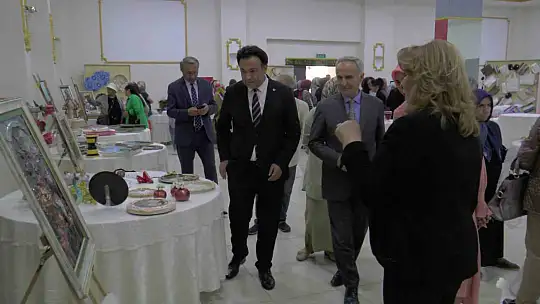 Kadın kursiyerlerin el emekleri sergilendi