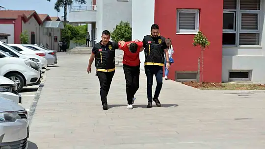 Kadının sırt çantasındaki telefonu çaldı, önce kameraya sonra polise yakalandı