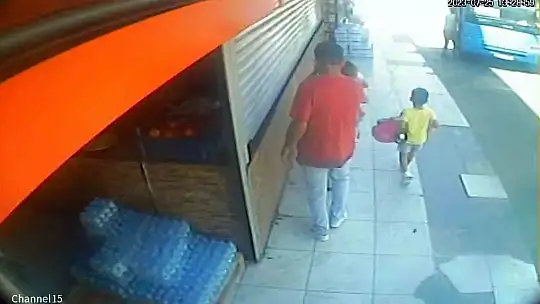 Kadının sırt çantasındaki telefonu çaldı, önce kameraya sonra polise yakalandı