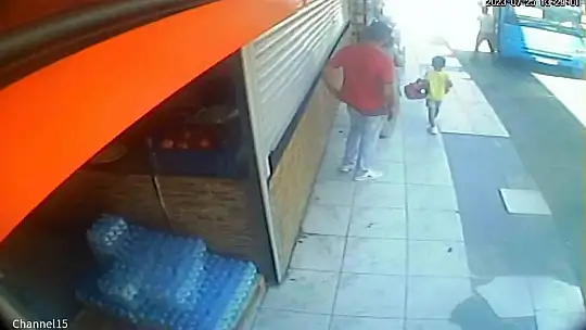 Kadının sırt çantasındaki telefonu çaldı, önce kameraya sonra polise yakalandı