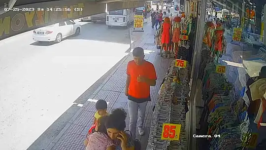 Kadının sırt çantasındaki telefonu çaldı, önce kameraya sonra polise yakalandı