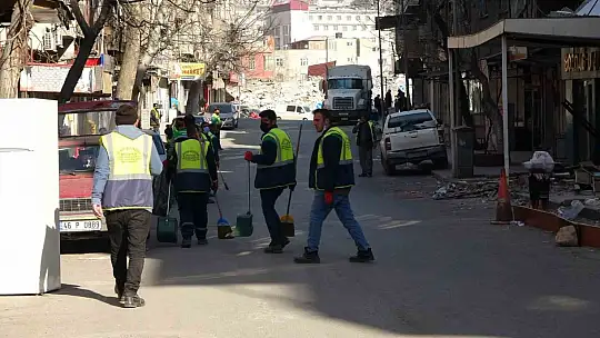 Enkazlardan sonra sokaklar da temizleniyor