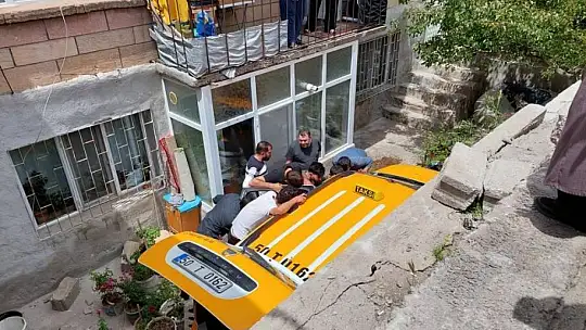 Kamyonetle çarpışan ticari taksi bahçeye düştü: 2 yaralı