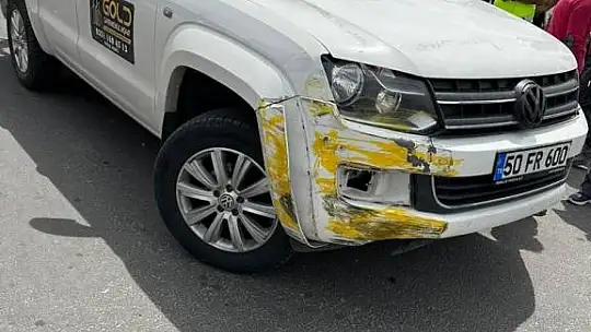 Kamyonetle çarpışan ticari taksi bahçeye düştü: 2 yaralı