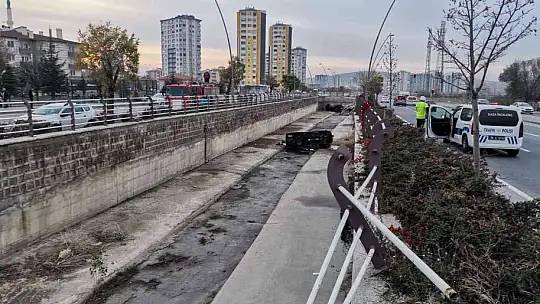 Kanala düşen otomobil alev alev yandı: 4 yaralı