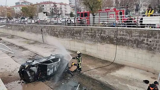 Kanala düşen otomobil alev alev yandı: 4 yaralı