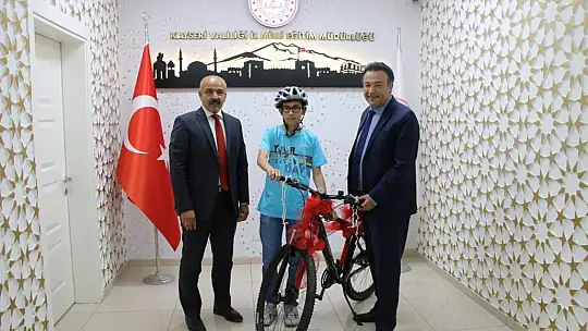 Karaköse Türkiye birincisi olan öğrenciyi ödüllendirdi