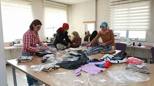 KAYMEK, depremzedelere çocuk ve yetişkin kıyafetleri dikiyor