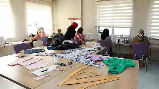 KAYMEK, depremzedelere çocuk ve yetişkin kıyafetleri dikiyor