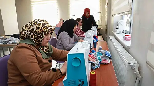 KAYMEK, depremzedelere çocuk ve yetişkin kıyafetleri dikiyor