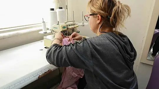 KAYMEK, depremzedelere çocuk ve yetişkin kıyafetleri dikiyor