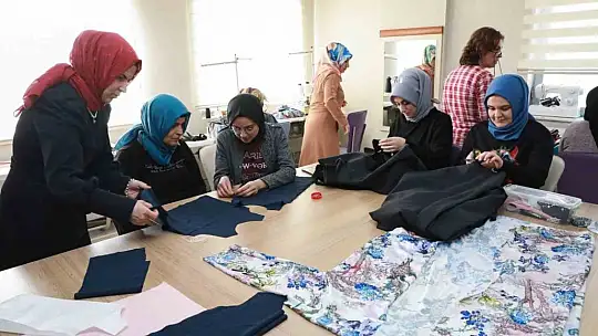 KAYMEK, depremzedelere çocuk ve yetişkin kıyafetleri dikiyor