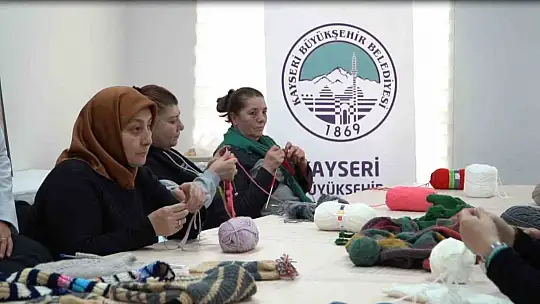 Kursiyerler 'iyilik' örüyor, depremzedeler ısınıyor