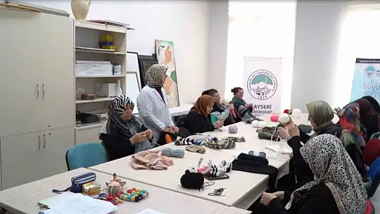 Kursiyerler 'iyilik' örüyor, depremzedeler ısınıyor