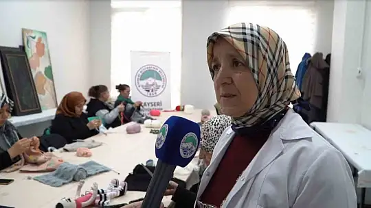 Kursiyerler 'iyilik' örüyor, depremzedeler ısınıyor