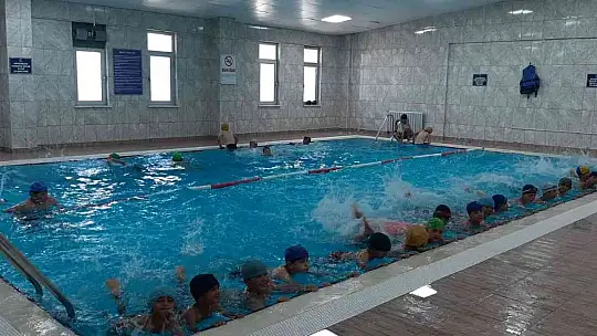 Kayseri Büyükşehir Belediyesi 60 bin kişiye yüzme kursu verdi