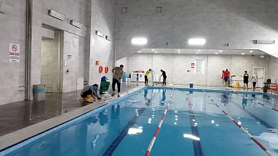 Kayseri Büyükşehir Belediyesi 60 bin kişiye yüzme kursu verdi