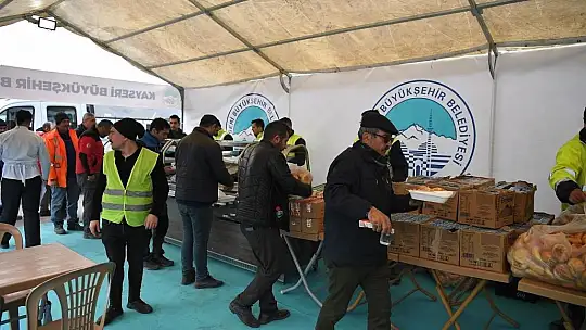 Büyükşehir Belediyesi, ilk konteyner kentte yemek dağıtıyor