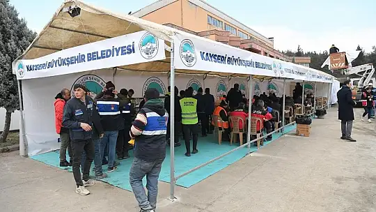 Büyükşehir Belediyesi, ilk konteyner kentte yemek dağıtıyor