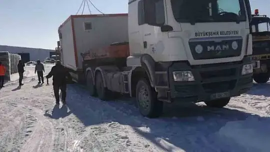 Kayseri'den Adıyaman'a iş makineleri, Elbistan'a konteynır desteği