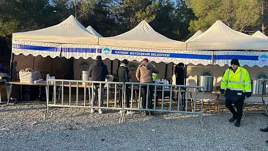 Depremzedeler için sıcak çorba ve dağıtım noktası