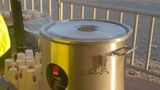 Depremzedeler için sıcak çorba ve dağıtım noktası