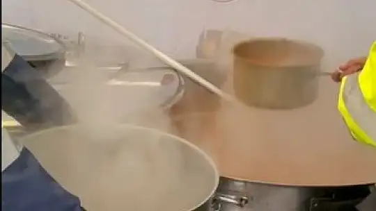 Depremzedeler için sıcak çorba ve dağıtım noktası