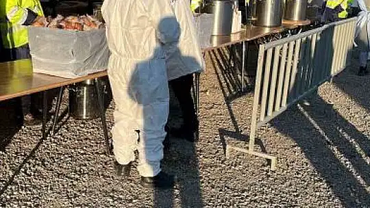 Depremzedeler için sıcak çorba ve dağıtım noktası