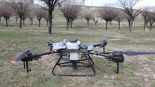 Kayseri Büyükşehir'den drone ile park ilaçlama hizmeti