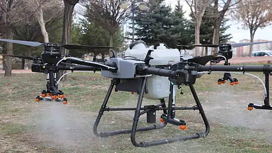 Kayseri Büyükşehir'den drone ile park ilaçlama hizmeti