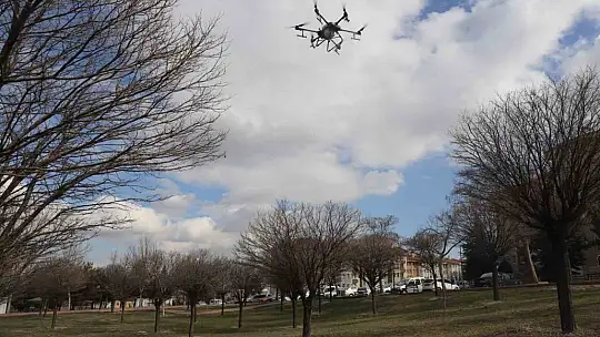 Kayseri Büyükşehir'den drone ile park ilaçlama hizmeti