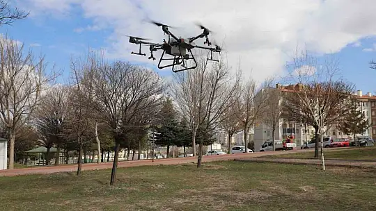 Kayseri Büyükşehir'den drone ile park ilaçlama hizmeti