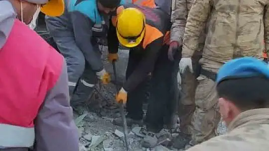 Büyükşehir, Osmaniye'de de yaraları sarıyor