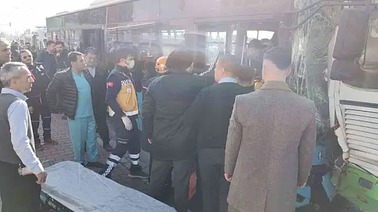 Talas Bulvarı'nda 2 halk otobüsü çarpıştı: Çok sayıda yaralı var