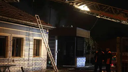 Bekçi kulübesinde yangın paniği