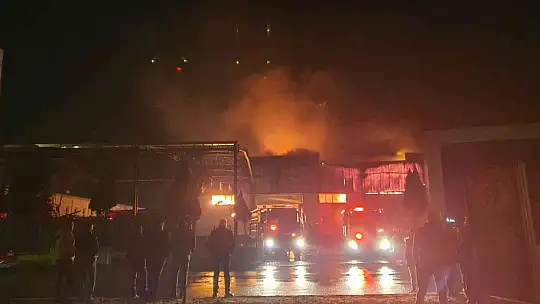 Kayseri'de çelik kapı fabrikasında büyük yangın çıktı