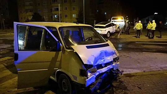 İki araç çarpıştı: 7 yaralı