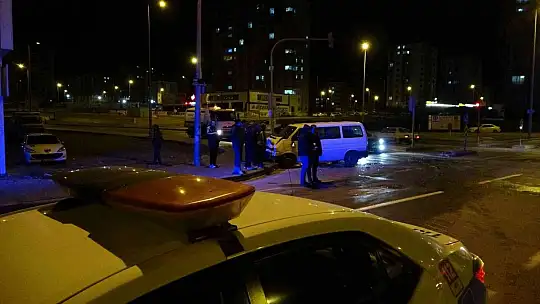 İki araç çarpıştı: 7 yaralı