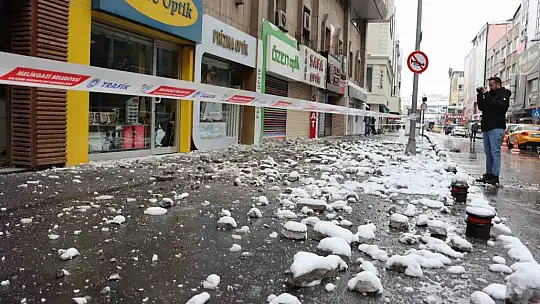 Kayseri'de depremin izleri gün ağarınca ortaya çıktı