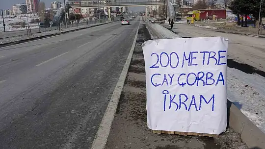 Depremzedeler sıcak çay ve çorba ile karşılanıyor