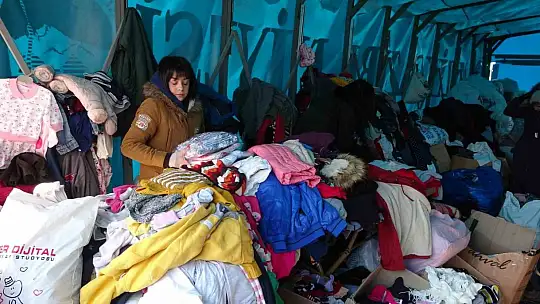 Depremzedeler sıcak çay ve çorba ile karşılanıyor