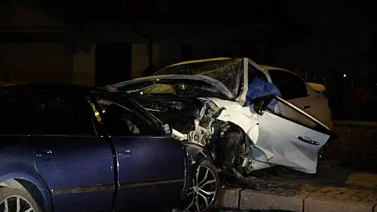 Feci kazada 2otomobil kafa kafaya çarpıştı: 2 ölü, 6 yaralı