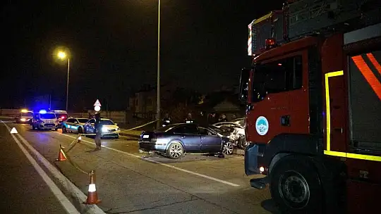 Feci kazada 2otomobil kafa kafaya çarpıştı: 2 ölü, 6 yaralı