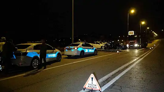 Feci kazada 2otomobil kafa kafaya çarpıştı: 2 ölü, 6 yaralı