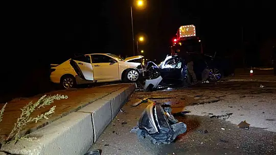 Feci kazada 2otomobil kafa kafaya çarpıştı: 2 ölü, 6 yaralı