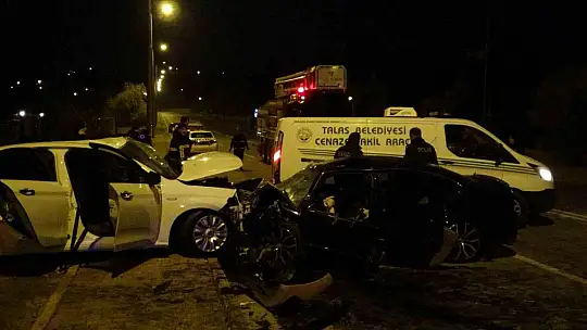 Feci kazada 2otomobil kafa kafaya çarpıştı: 2 ölü, 6 yaralı