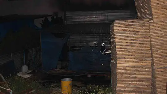 Mobilya fabrikasının deposu yandı