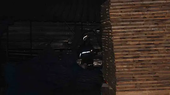 Mobilya fabrikasının deposu yandı