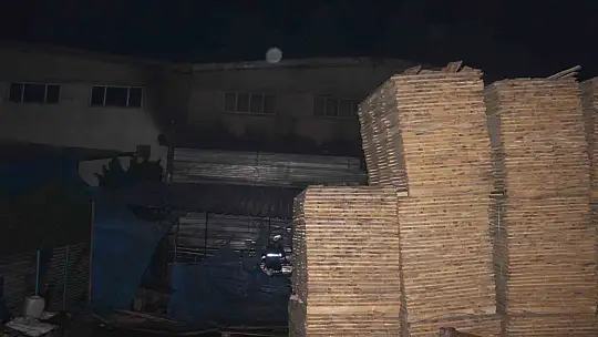 Mobilya fabrikasının deposu yandı