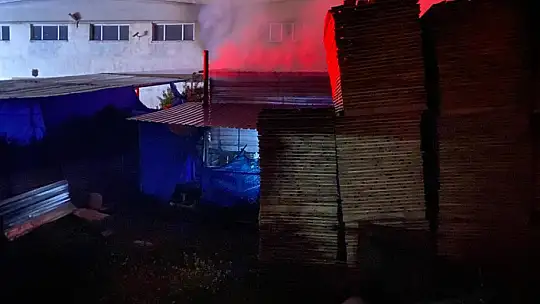 Mobilya fabrikasının deposu yandı